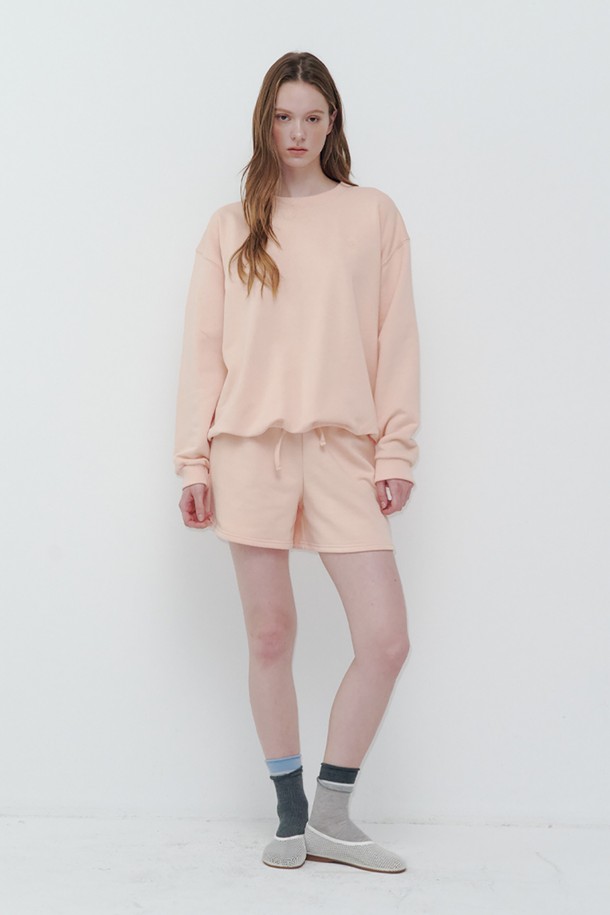 만토맨 셔츠 피치 맨투맨은 베이직하고 캐주얼한 스타일의 공용 상의입니다. 부드러운 촉감의 면 70%, 재생 폴리에스터 30% 혼방 소재로 제작되었으며, 봄, 가을, 겨울 시즌에 착용하기 좋습니다. 라운드넥에 오버핏으로 편안한 착용감을 제공하며, 무지 디자인에 긴 소매 기장으로 제작되었습니다. 신축성은 보통이며, 레귤러 기장의 중간 두께 맨투맨입니다.
