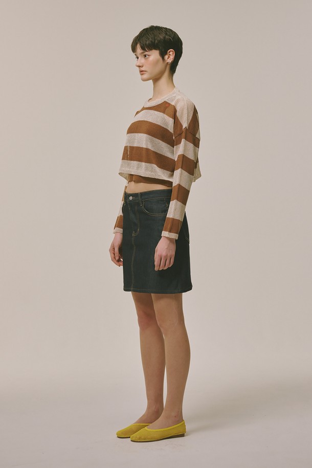 브라운 컬러의 시스루 스트라이프 니트 탑입니다. 아크릴과 폴리에스테르 혼방 소재로 제작되어 부드러운 촉감을 선사하며, 봄, 여름, 가을, 겨울 사계절 모두 착용 가능합니다. 긴 소매와 라운드넥 디자인, 레귤러핏으로 편안하게 착용할 수 있으며, 얇은 두께감으로 시원하게 즐길 수 있습니다. 캐주얼 및 미니멀 스타일을 선호하는 여성분들께 데이트룩, 카페룩, 여행룩 등 다양한 TPO에 맞춰 활용하기 좋은 아이템입니다.
