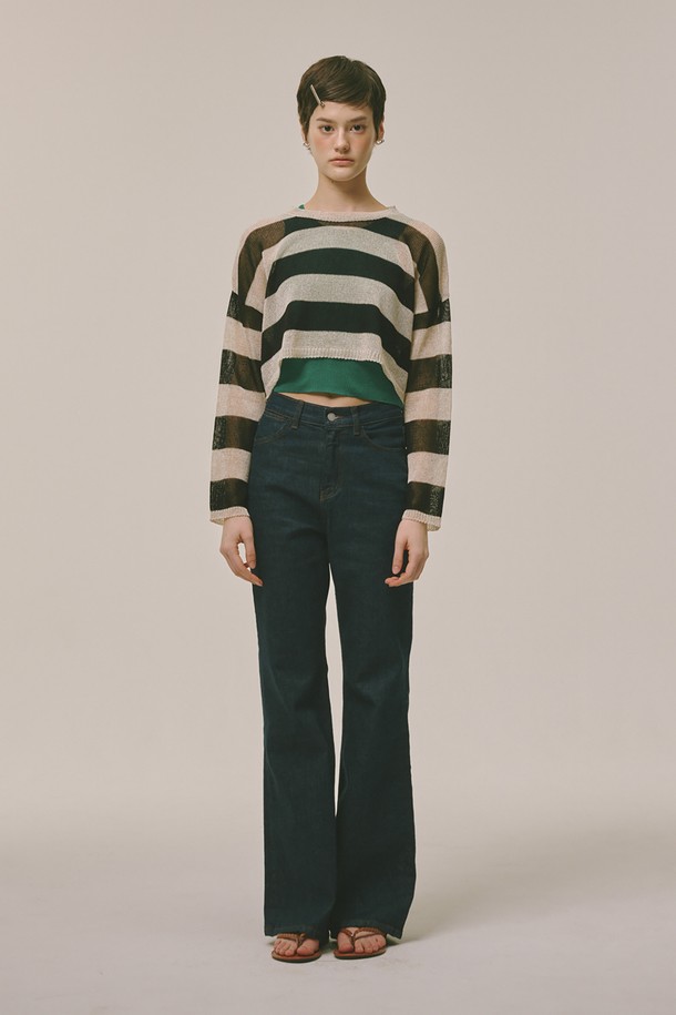 "See-through Stripe Knit Top Black"은 여성 의류로, 시스루 디자인에 스트라이프 패턴이 돋보이는 긴소매 니트 탑입니다. 아크릴과 폴리에스테르 혼방 소재로 제작되어 부드러운 촉감을 선사하며, 얇은 두께감과 신축성으로 편안한 착용감을 제공합니다. 블랙과 브라운 두 가지 색상으로 출시되었으며, 라운드넥과 레귤러핏으로 베이직한 스타일을 연출합니다. 데이트룩, 카페룩, 모임룩 등 다양한 TPO에 미니멀, 클래식, 시크한 스타일을 더할 수 있습니다.
