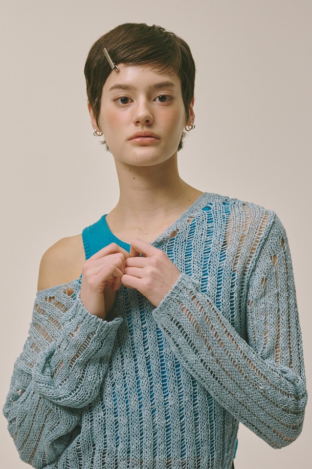 롱 슬림 니트 블루는 여성스러운 실루엣을 연출하는 슬림핏 긴소매 니트입니다. 부드러운 촉감의 아크릴 소재로 제작되었으며, 봄, 가을 계절에 착용하기 좋습니다. 아이보리, 블루 블랙 두 가지 색상으로 출시되어 다양한 스타일에 매치하기 용이합니다. 라운드넥 디자인과 골지 패턴이 베이직한 무드를 더하며, 데이트룩이나 카페룩과 같은 TPO에 적합합니다. 신축성이 있어 편안하게 착용할 수 있으며 비침 걱정 없이 즐겨 입을 수 있습니다.
