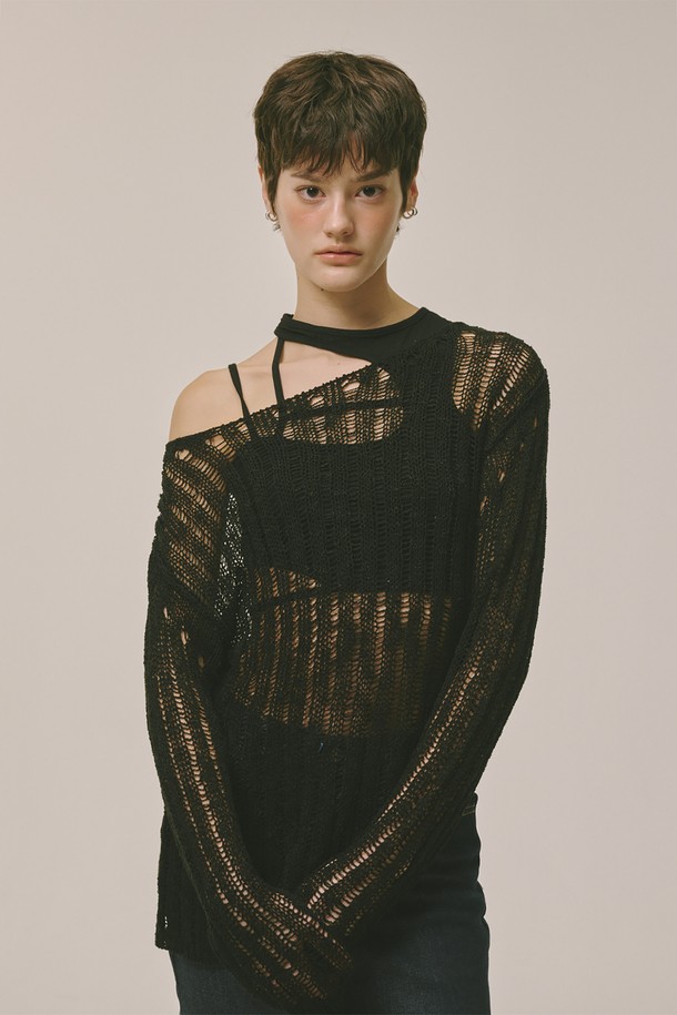 롱 슬림 니트 블랙은 여성스러운 라인을 살려주는 슬림핏 니트입니다. 아이보리와 블루블랙 두 가지 색상으로, 여름, 가을, 겨울 계절에 다양하게 활용 가능합니다. 부드러운 아크릴 소재로 제작되어 편안한 착용감을 선사하며, 얇은 두께감으로 간절기에도 부담 없이 즐길 수 있습니다. 베이직한 디자인에 긴 소매와 라운드넥으로 어떤 스타일에도 잘 어울리며, 데이트룩이나 카페룩에 미니멀, 클래식, 캐주얼 무드를 더해줍니다. 자연스러운 주름이 멋스러운 연출을 도와주며, 신축성이 있어 활동성 또한 보장합니다.
