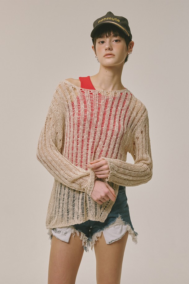 아이보리 컬러의 롱 슬림 니트입니다. 부드러운 촉감의 니트 소재로 제작되어 봄, 가을에 착용하기 좋습니다. 슬림핏 디자인에 라운드넥과 긴 소매 기장으로, 미니멀, 클래식, 걸리시한 스타일을 연출하기 좋습니다. 크롭 기장으로 다리가 길어 보이는 효과를 주며, 레이스 디테일로 여성스러움을 더했습니다. 데이트룩에 완벽하게 어울리는 아이템입니다.
