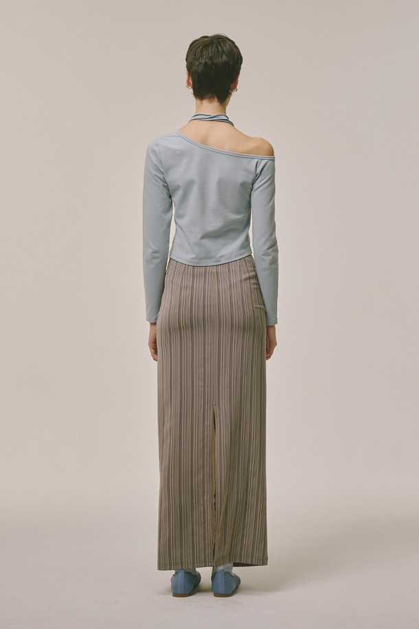 스카이블루 컬러의 원 오프숄더 롱 티셔츠입니다. 면과 스판덱스 혼방 소재로 제작되어 부드러운 촉감과 신축성을 자랑하며, 편안한 착용감을 선사합니다. 캐주얼 스타일로, 데이트룩이나 카페룩에 잘 어울립니다. 얇은 두께감에 긴 소매 기장으로 봄, 여름, 가을, 겨울 사계절 모두 활용 가능하며, 비대칭 소매 디자인(왼쪽 54cm/오른쪽 60cm)이 특징입니다. 레귤러 핏으로 미니멀, 시크한 스타일을 연출해보세요.
