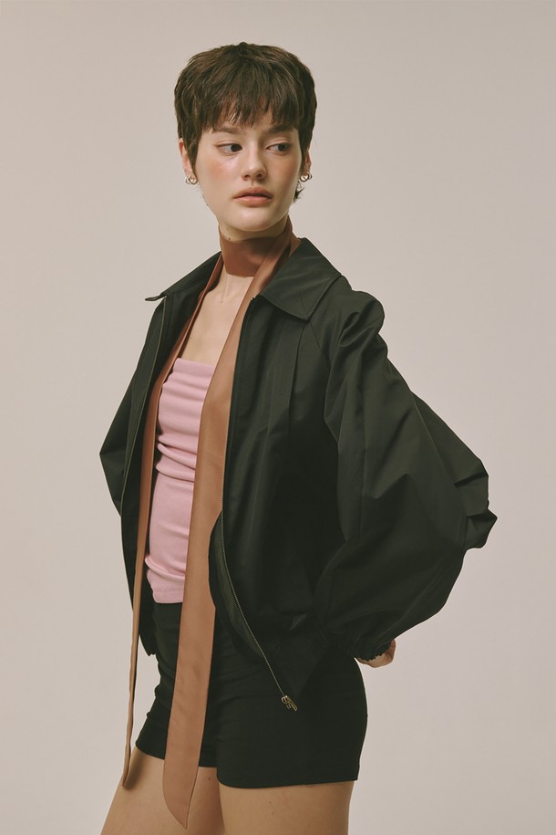 **스탠드 칼라 블루종 재킷 블랙**

세련된 블랙 컬러의 스탠드 칼라 블루종 재킷입니다. 봄, 여름, 가을, 겨울 사계절 모두 활용 가능한 실용적인 아이템으로, 캐주얼 및 베이직 스타일을 즐기는 여성분들에게 적합합니다. 얇은 두께감과 부드러운 촉감의 면, 나일론, 폴리에스터 혼방 소재로 제작되어 편안한 착용감을 선사합니다. 데이트룩이나 쇼핑룩에 매치하여 미니멀하면서도 스타일리시한 룩을 연출해보세요. 집업 스타일과 긴 소매 기장으로 활동성을 더했습니다.
