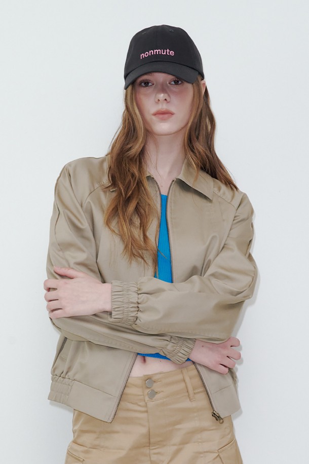 베이지 컬러의 스탠드 칼라 블루종 재킷입니다. 여성 의류로, 봄, 여름, 가을, 겨울 사계절 내내 활용 가능합니다. 캐주얼, 미니멀, 클래식한 스타일을 연출하기 좋으며, 데이트룩, 쇼핑룩 TPO에 적합합니다. 부드러운 면, 폴리에스테르, 나일론 혼방 소재로 제작되었으며, 얇은 두께감과 레귤러 핏으로 편안하게 착용할 수 있습니다. 무지 디자인에 긴 소매, 집업 여밈 방식, 스탠드 칼라가 특징입니다.
