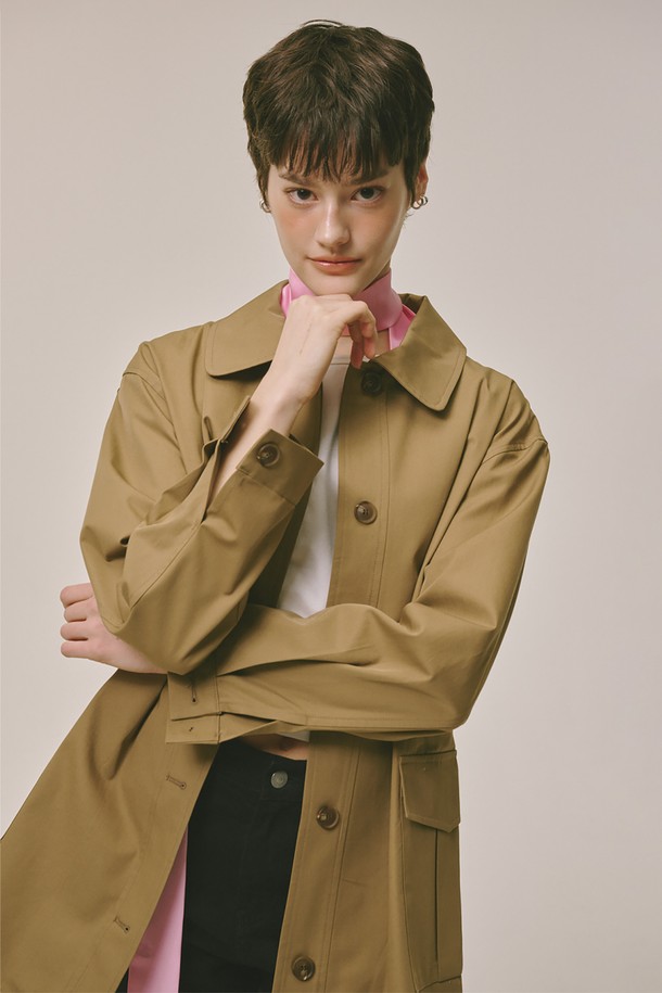 세련된 룩을 연출해 줄 워크 재킷 카키입니다. 면 소재로 제작되어 얇고 뻣뻣한 촉감이 특징이며, 봄, 여름, 가을, 겨울 사계절 모두 착용 가능합니다. 베이직하고 캐주얼한 스타일로 데이트룩, 쇼핑룩 등 다양한 TPO에 활용하기 좋습니다. 레귤러핏에 기본 카라 디자인과 포켓 디테일이 더해져 실용성을 높였습니다. 카키와 네이비 두 가지 컬러로 만나보세요.
