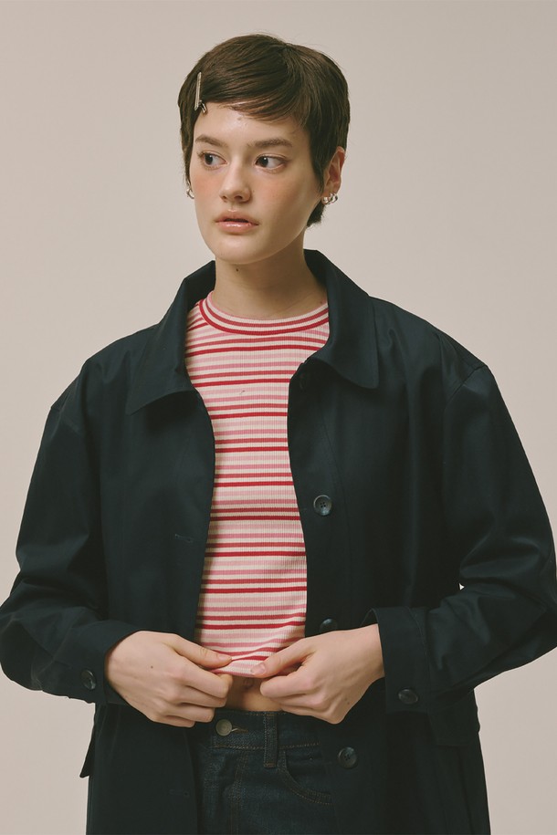 네이비 컬러의 워크 자켓입니다. 봄, 여름, 가을, 겨울 사계절 모두 착용 가능하며, 캐주얼 및 베이직 스타일을 연출하기 좋습니다. 면 소재로 제작되어 얇고 편안한 착용감을 제공하며, 레귤러 핏으로 제작되었습니다. 버튼으로 여밈 방식이며 워크웨어 스타일의 디자인이 특징입니다. 무지 디자인으로 어떤 옷에도 쉽게 매치할 수 있습니다.
