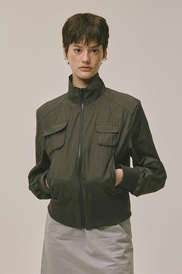 차콜 컬러의 투 포켓 차이나 카라 블루종 재킷입니다. 부드러운 면과 나일론 혼방 소재로 제작되어 얇고 가벼운 착용감을 선사합니다. 루즈핏 크롭 기장으로 캐주얼하고 베이직한 스타일을 연출하며, 봄, 여름, 가을, 겨울 사계절 모두 활용 가능합니다. 동네 마실룩이나 산책룩에 편안하게 매치하기 좋으며, 미니멀한 디자인으로 다양한 스타일을 소화할 수 있습니다. 집업 여밈 방식과 긴 소매 기장으로 실용성을 더했습니다.
