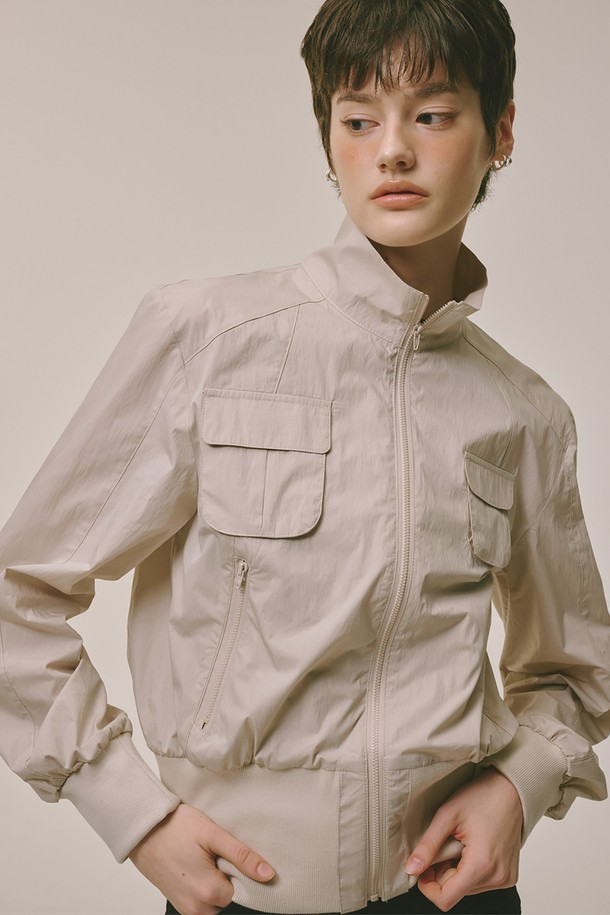 베이지 컬러의 투 포켓 차이나 카라 블루종 재킷입니다. 면과 나일론 혼방 소재로 제작되어 부드러운 촉감과 얇은 두께로 봄, 여름, 가을, 겨울 사계절 내내 활용 가능합니다. 미니멀하고 베이직한 디자인으로 다양한 스타일을 연출할 수 있으며, 루즈핏으로 편안한 착용감을 제공합니다. 차이나 카라와 투 포켓 디테일이 돋보이며, 집업 방식으로 간편하게 여밀 수 있습니다. 동네 마실룩이나 산책룩 등 캐주얼한 스타일에 활용하기 좋습니다.

