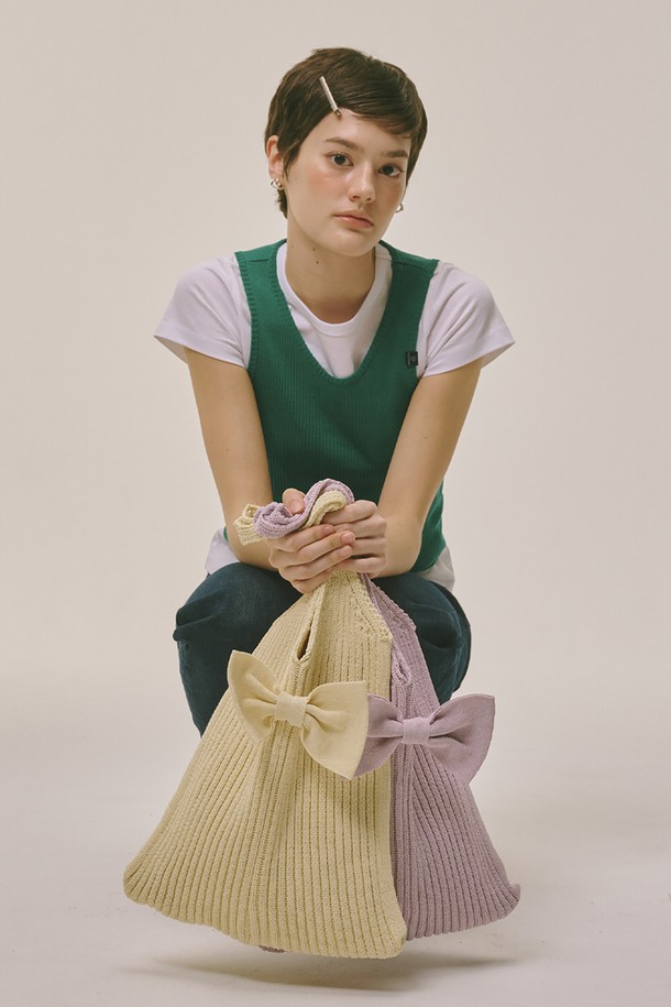 리본 니트 숄더백 버터 베이지는 부드러운 폴리에스터 소재의 미디엄 사이즈 숄더백입니다. 캐주얼 스타일에 잘 어울리는 니트 소재와 리본 디자인 장식이 특징이며, 데이트룩과 쇼핑룩에 포인트를 더합니다. 버터 베이지와 라벤더 두 가지 컬러로 제공되며, 숄더 스트랩과 더블 컬러 배색이 돋보입니다. 사각형 모양으로 제작되었으며, 일상에서 편안하게 사용할 수 있습니다. 6개월 품질 보증 및 보관용 더스트백이 함께 제공됩니다.
