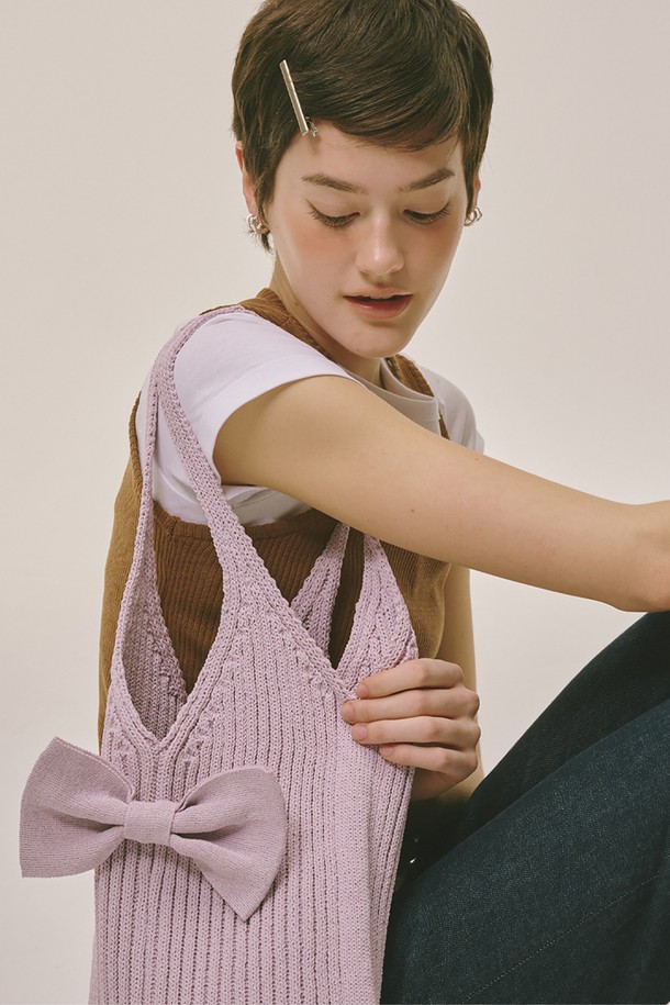 라벤더 리본 니트 숄더백은 걸리시, 미니멀, 클래식 스타일을 즐겨 입는 여성들을 위한 가방입니다. 부드러운 폴리에스테르 소재로 제작되었으며, 미디엄 사이즈의 사각 숄더백으로 데이트룩, 카페룩, 쇼핑룩에 잘 어울립니다. 섬세한 니트 짜임과 리본 장식이 사랑스러운 분위기를 더하며, 오픈형 잠금 방식으로 소지품을 간편하게 수납할 수 있습니다. 숄더 스트랩이 있어 편리하며, 금속 부품을 사용하여 은은한 포인트를 주었습니다. 친환경 지속가능 제품으로 6개월 품질보증을 제공합니다.
