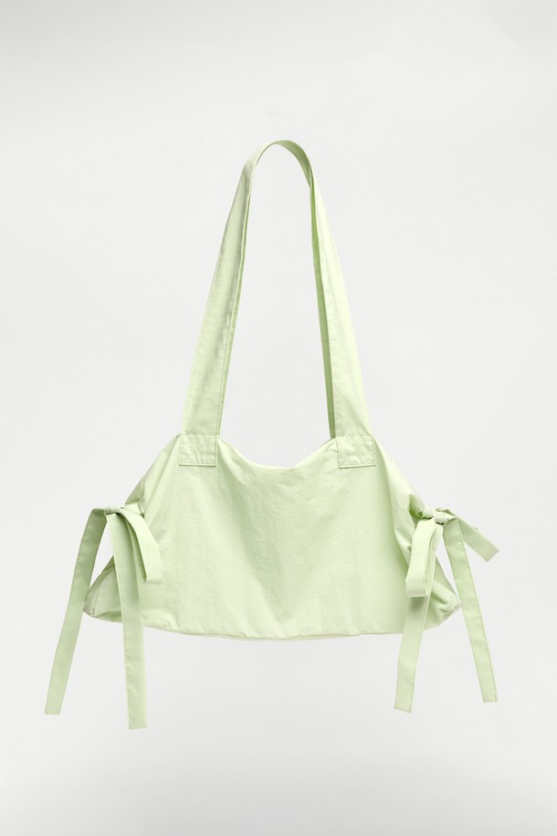 "피그테일 리본 백 그린"은 여성스러운 데이트룩과 카페룩에 잘 어울리는 리본 디테일의 미디엄 사이즈 가방입니다. 나일론과 폴리에스테르 소재로 제작되어 가볍고, 라벤더 그린, 블루 블랙, 그레이 세 가지 컬러로 출시되었습니다. 걸리시, 미니멀, 클래식 스타일을 모두 소화할 수 있으며, 자연스러운 주름이나 자국이 있을 수 있습니다. 더스트백이 포함되어 보관이 용이하며, 모니터 설정에 따라 색상 차이가 있을 수 있습니다. 보관 시에는 더스트백 사용을 권장합니다.
