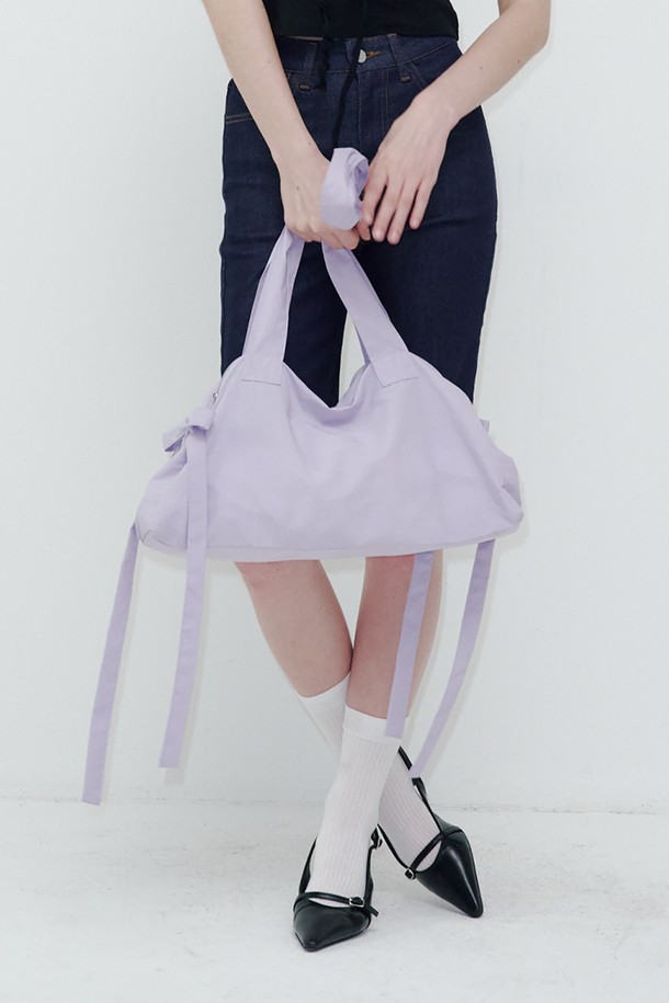 "Pigtails Ribbon Bag Lavender"는 우아하고 미니멀한 스타일을 추구하는 여성분을 위한 숄더백입니다. 라벤더 색상의 무지 디자인에 리본 디테일이 더해져 걸리시한 무드를 연출합니다. 미디엄 사이즈의 사각 가방으로, 데이트룩에 활용하기 좋습니다. 투톤 디자인이 특징이며, 일상 속에서 세련된 포인트를 더해줍니다. "피그테일 리본 백 라벤더"는 당신의 스타일을 더욱 돋보이게 해줄 것입니다.
