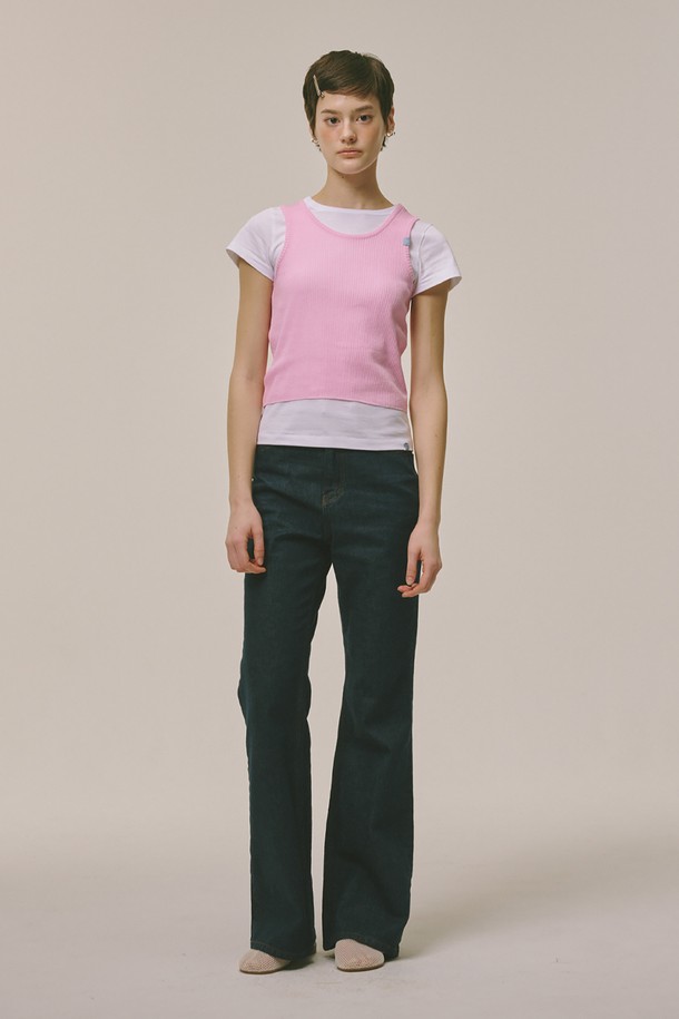 사랑스러운 무드의 민소매 니트 탑입니다. 부드러운 아크릴 소재에 라운드넥 디자인으로 편안한 착용감을 선사합니다. 얇은 두께감과 골지 패턴이 특징이며, 레귤러핏으로 깔끔하게 떨어지는 핏을 연출합니다. 봄, 여름, 가을, 겨울 사계절 내내 활용 가능하며, 데이트룩, 쇼핑룩 등 다양한 TPO에 맞춰 미니멀, 캐주얼, 걸리시 스타일을 연출해보세요. 비침 걱정 없이, 신축성 있게 착용할 수 있습니다.
