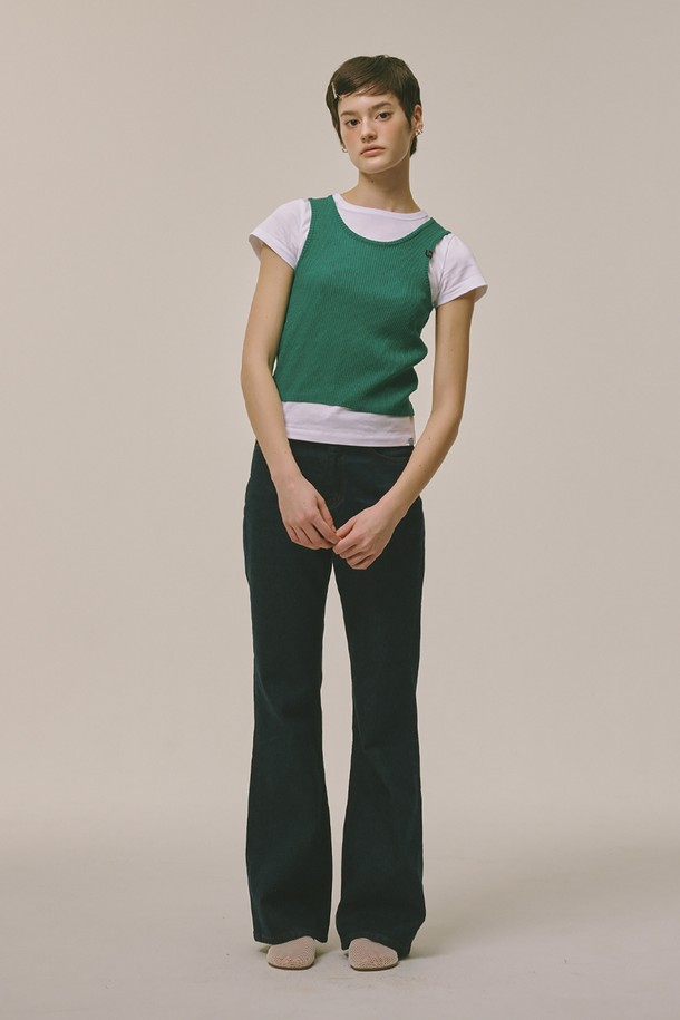 싱그러운 그린 컬러의 민소매 니트 탑입니다. 아크릴 소재로 제작되어 봄, 여름, 가을, 겨울 사계절 내내 활용 가능하며, 얇은 두께감으로 편안한 착용감을 선사합니다. 라운드넥과 레귤러 핏으로 베이직하고 캐주얼한 스타일을 연출하며, 크롭 기장으로 트렌디함을 더했습니다. 데이트룩, 카페룩 등 다양한 TPO에 어울리며, 캐주얼, 미니멀, 클래식 스타일을 즐기는 여성분들께 추천합니다. 신축성은 보통이며 비침 걱정 없이 착용할 수 있습니다.
