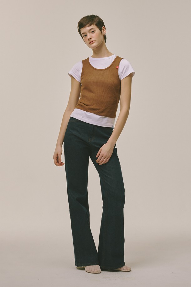 모카 색상의 슬리브리스 니트 탑입니다. 부드러운 촉감의 아크릴 소재로 제작되었으며, 얇은 두께감에 신축성이 좋아 편안하게 착용 가능합니다. 레귤러 핏 라운드넥 디자인에 골지 패턴이 더해져 베이직하면서도 미니멀한 무드를 연출합니다. 봄, 여름, 가을, 겨울 계절 모두 활용 가능하며, 데이트룩 또는 카페룩, 미니멀, 클래식, 캐주얼 스타일 연출에 좋습니다. 비침 걱정 없이 단독 또는 레이어드하여 다양한 스타일을 완성해보세요.
