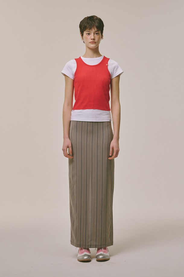 레드 색상의 슬리브리스 니트 탑입니다. 라운드넥에 크롭 기장으로, 봄, 여름, 가을, 겨울 사계절 모두 착용 가능합니다. 얇은 두께감과 부드러운 촉감의 아크릴 소재로 제작되었으며, 핏은 레귤러핏입니다. 베이직한 무드의 무지 디자인으로, 미니멀하고 캐주얼한 스타일을 연출하기 좋습니다. 신축성은 보통이며, 비침은 없습니다.
