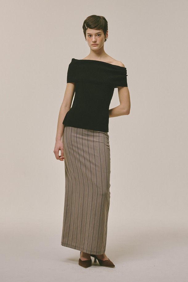 **오프숄더 니트 탑 블랙**

미니멀하고 베이직한 스타일의 여성용 오프숄더 니트 탑입니다. 봄, 가을에 어울리는 얇은 두께의 크롭 기장으로, 슬림핏을 연출합니다. 부드러운 촉감의 니트 소재로 제작되었으며, 민소매 디자인과 숄더 라인의 오프숄더 디테일이 특징입니다. 데이트룩 또는 모임룩에 세련된 포인트를 더할 수 있습니다. 무지 디자인의 블랙 컬러로 다양한 하의와 매치하기 용이합니다.
