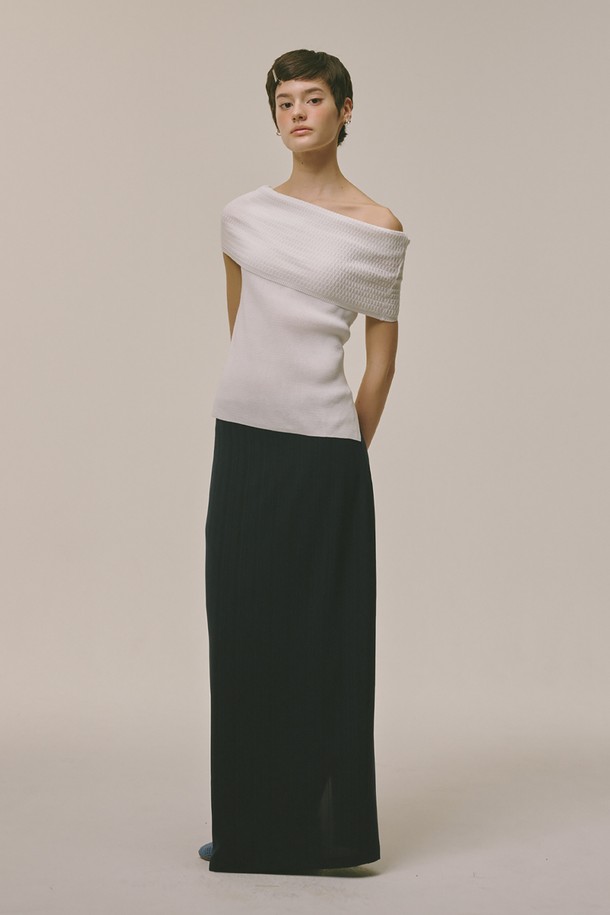 오프숄더 니트 탑 화이트는 여성 의류로, 여름, 가을, 겨울 계절에 활용할 수 있는 크롭 기장의 반소매 니트입니다. 부드러운 촉감의 아크릴 소재로 제작되었으며, 슬림핏 디자인에 오프숄더 네크라인이 더해져 베이직하면서도 미니멀한 스타일을 연출합니다. 신축성이 좋아 편안하게 착용 가능하며, 약간의 비침이 있습니다. 데이트룩, 카페룩, 모임룩 등 다양한 TPO에 미니멀, 클래식, 캐주얼 스타일로 코디하기 좋습니다. 무지 디자인으로 어떤 하의와도 잘 어울려 활용도가 높습니다.
