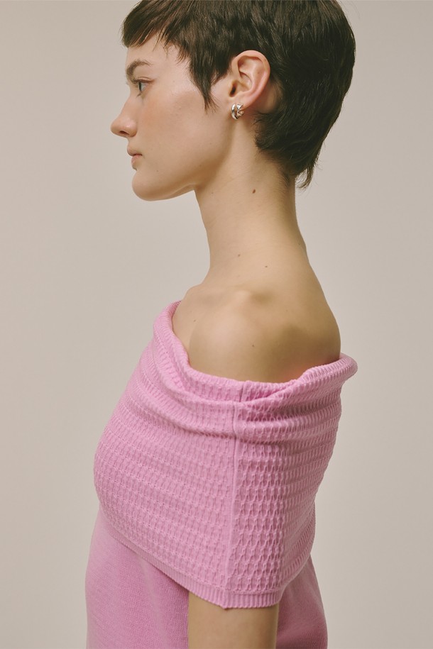 오프숄더 니트 탑 핑크는 여성스러움을 강조하는 베이직 스타일의 니트/스웨터입니다. 부드러운 아크릴 소재로 제작되어 얇고 가벼우며, 신축성이 좋아 편안한 착용감을 선사합니다. 오프숄더 디자인과 반소매 기장으로 시원한 느낌을 주며, 레귤러 핏으로 다양한 체형에 잘 어울립니다. 데이트룩, 카페룩 등 특별한 날은 물론, 미니멀, 캐주얼, 걸리시 스타일을 연출하고 싶은 날에도 활용하기 좋습니다. 비침 걱정 없이 단독으로 또는 레이어드하여 다채로운 스타일을 연출해보세요.
