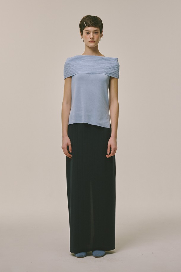 오프숄더 니트 탑 블루는 여성 의류로, 여름, 가을, 겨울에 착용하기 좋은 아이템입니다. 부드러운 아크릴 소재로 제작되어 편안한 착용감을 선사하며, 레귤러 핏과 무지 패턴으로 미니멀, 캐주얼, 클래식 스타일을 연출하기 좋습니다. 반소매 기장에 얇은 두께감으로 시원하게 입을 수 있으며, 데이트룩이나 카페룩에 매치하여 여성스러운 분위기를 더할 수 있습니다. 신축성이 있어 활동성이 좋고 비침 걱정 없이 즐겨 입을 수 있는 베이직한 니트 탑입니다.
