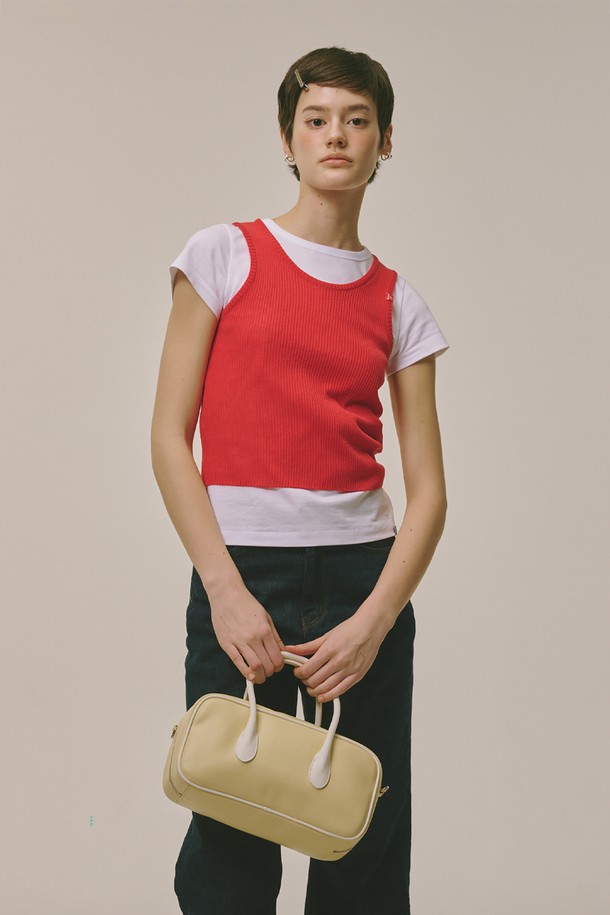 Baguette 벤토백 버터 & 화이트는 여성 고객을 위한 미디엄 사이즈 가방입니다. 폴리우레탄과 폴리에스테르 소재로 제작되었으며, 버터, 화이트, 아이보리, 브라운, 레드 등 다채로운 색상으로 만나볼 수 있습니다. 무지 디자인의 사각 쉐입으로 클래식, 미니멀, 시크 스타일을 연출하기 좋습니다. 스트랩 길이 조절이 가능하며, 더스트백과 금속 부품이 포함되어 있습니다. 데이트룩, 쇼핑룩, 카페룩 등 다양한 TPO에 활용할 수 있으며, 자연스러운 주름과 제조 과정의 흔적이 있을 수 있습니다.
