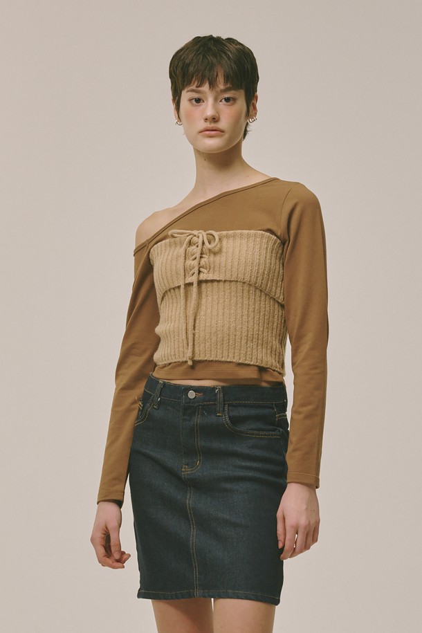 **데님 숏스커트**

부드러운 촉감의 텐셀, 면, 폴리우레탄 혼방 소재로 제작된 데님 숏스커트입니다. 봄, 여름, 가을, 겨울 사계절 모두 활용 가능한 아이템으로, 캐주얼하고 베이직한 스타일을 연출하기 좋습니다. A라인 핏의 미니스커트로, 레귤러핏으로 편안하게 착용 가능하며, 신축성은 없습니다. 데이트룩, 쇼핑룩 등 다양한 TPO에 매치하여 캐주얼하면서도 미니멀한 스타일을 완성해 보세요. 무지 디자인으로 어떤 상의와도 잘 어울립니다.
