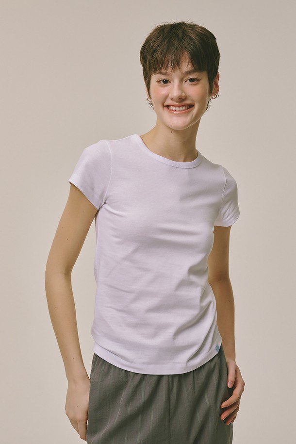 여성 베이직 티셔츠입니다. 화이트 색상으로, 면, 텐셀, 수피마코튼 등의 혼방 소재를 사용하여 부드러운 촉감을 선사합니다. 라운드넥에 레귤러 핏, 반소매 기장으로 제작되었으며, 얇은 두께감으로 봄, 여름, 가을, 겨울 사계절 모두 활용 가능합니다. 미니멀하고 베이직한 스타일로 데이트룩, 카페룩 등 다양한 TPO에 잘 어울립니다. 신축성은 보통이며, 비침은 약간 있을 수 있습니다.
