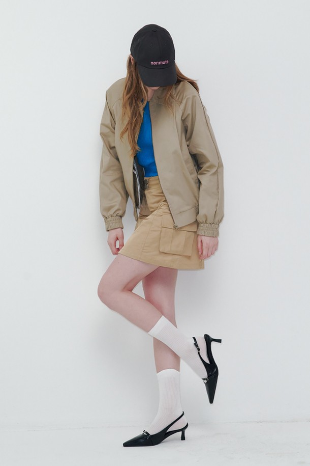 베이직 로고 볼캡 차콜은 일상 속 편안함을 더해줄 볼캡입니다. 유기농 면 100% 소재로 제작되어 부드러운 촉감과 쾌적한 착용감을 제공하며, 봄, 여름, 가을 계절에 활용하기 좋습니다. 모자 깊이 16cm, 챙 넓이 6.5cm로 안정적인 핏을 선사하며, 사이즈 조절 기능으로 누구나 편안하게 착용할 수 있습니다. 차콜, 베이지, 네이비 3가지 컬러로 출시되어, 캐주얼, 미니멀, 클래식 스타일의 다양한 룩에 매치하기 좋습니다. 동네 마실룩이나 산책룩에 센스 있게 포인트를 더해보세요.
