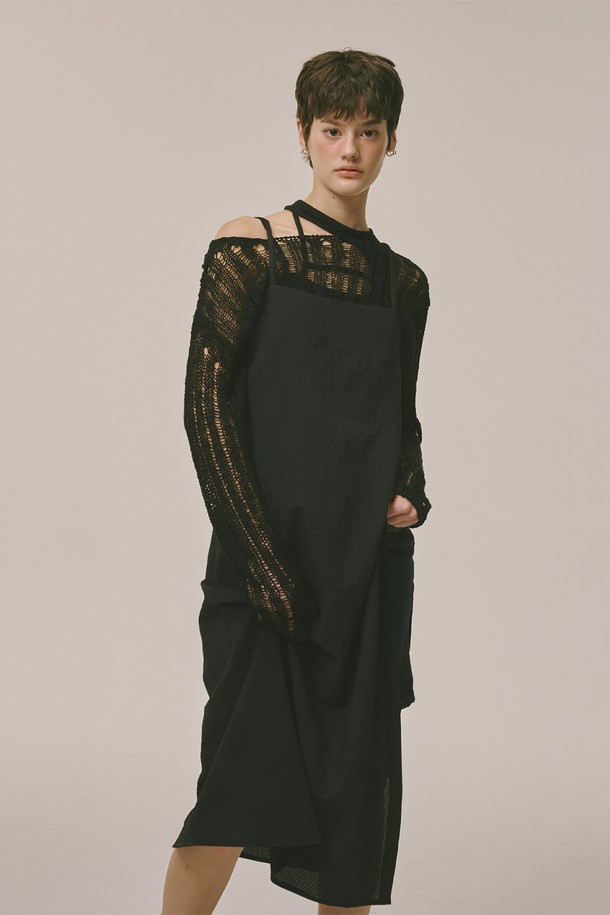 세련된 블랙 컬러의 시어서커 버튼 드레스입니다. 가볍고 시원한 폴리에스테르 소재로 제작되어 봄, 여름, 가을, 겨울 사계절 내내 활용 가능합니다. 플레어 A라인 핏으로 여성스러운 실루엣을 연출하며, 스퀘어넥과 민소매 디자인이 시원함을 더합니다. 데이트룩, 카페룩 등 다양한 TPO에 맞춰 캐주얼, 미니멀, 클래식 스타일을 연출할 수 있습니다. 스트랩 디자인과 버튼 디테일이 포인트로, 부드러운 촉감과 얇은 두께감으로 편안하게 착용할 수 있습니다.
