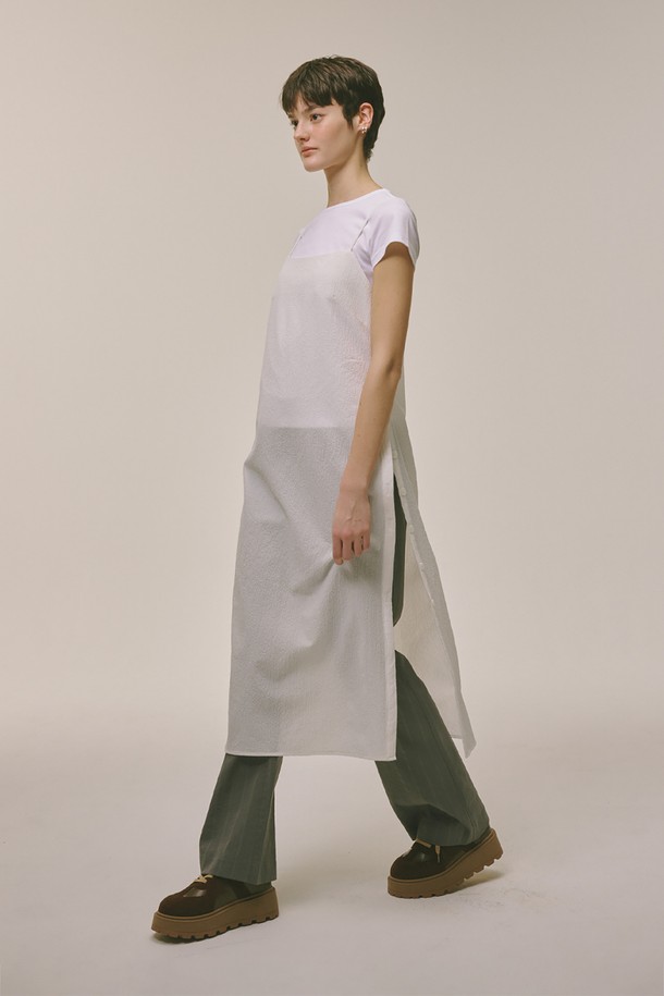 시어서커 버튼 드레스 화이트는 여성용 캐주얼 원피스입니다. 부드러운 폴리에스테르 소재의 얇은 두께로 제작되어 봄, 여름, 가을, 겨울 사계절 모두 활용 가능합니다. 라운드넥에 반소매 디자인이며, 버튼 디테일이 특징입니다. 데이트룩, 카페룩, 여행룩 등 다양한 TPO에 미니멀하고 클래식한 스타일을 연출할 수 있습니다.
