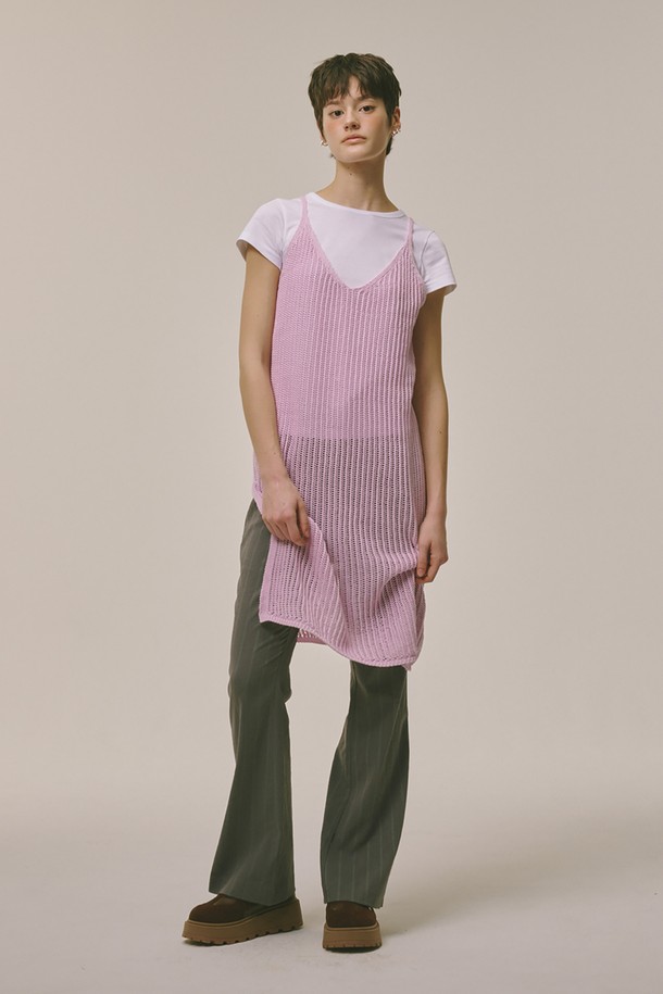 라벤더 색상의 슬리브리스 니트 원피스입니다. 부드러운 폴리에스테르 소재로 제작되어 편안한 착용감을 선사하며, 얇은 두께감으로 봄, 여름, 가을, 겨울 사계절 모두 활용 가능합니다. 라운드넥 디자인에 A라인 플레어 스커트 핏으로 여성스러운 실루엣을 연출하며, 넉넉한 루즈핏으로 편안함을 더했습니다. 신축성이 뛰어나 활동성이 좋고 비침 걱정 없이 데이트룩, 동네 마실룩 등 캐주얼하고 미니멀한 스타일을 완성할 수 있습니다.
