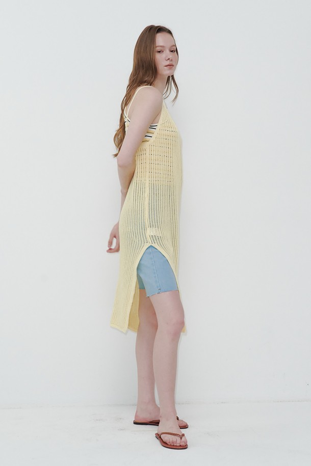 버터 베이지 색상의 민소매 니트 원피스입니다. 부드러운 폴리에스테르 소재로 제작되어 봄, 여름, 가을, 겨울 사계절 내내 착용 가능하며, 얇은 두께감으로 편안한 착용감을 선사합니다. 라운드넥 디자인에 루즈핏으로 제작되어 활동성을 높였으며, 사이드 슬릿과 비대칭 길이로 포인트를 더했습니다. 데이트룩, 카페룩 등 다양한 TPO에 미니멀, 캐주얼, 클래식한 스타일로 연출하기 좋습니다.
