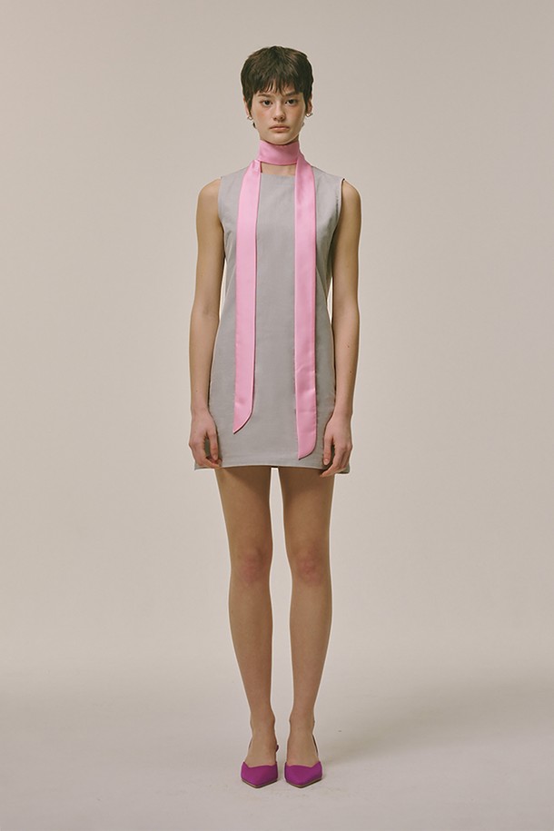 베이직 드레스 그레이 화이트는 여성용으로, 여름, 가을, 겨울 계절에 착용하기 좋은 민소매 H라인 미니 원피스입니다. 부드러운 면 소재에 얇은 두께감으로 편안한 착용감을 선사하며, 라운드넥과 무지 디자인이 미니멀하면서도 클래식한 분위기를 자아냅니다. 안감과 신축성은 없으며, 비침 걱정 없이 데이트룩, 카페룩 등 다양한 TPO에 활용할 수 있습니다. 레귤러핏으로 제작되어 부담 없이 즐겨 입을 수 있는 데일리 아이템입니다.
