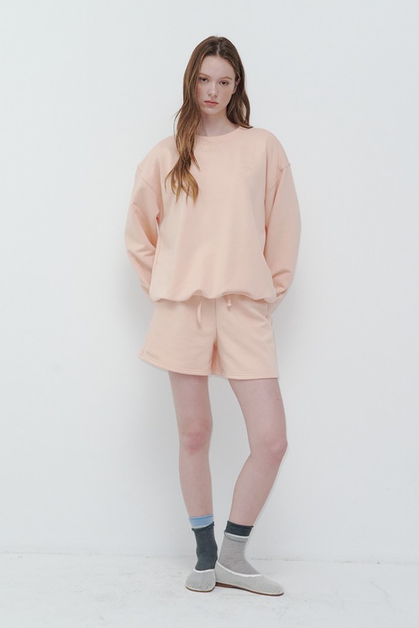 만토맨 팬츠 피치, 편안함과 스타일을 모두 갖춘 데일리 반바지입니다. 70% 면과 30% 재생 폴리에스테르 혼방으로 제작되어 부드러운 촉감을 선사하며, 루즈핏으로 편안하게 착용 가능합니다. 화사한 피치 컬러는 캐주얼하고 베이직한 스타일을 연출하며, 봄, 여름, 가을, 겨울 사계절 모두 활용 가능합니다. 집 앞에서의 편안한 '집콕룩', 가벼운 나들이를 위한 '동네 마실룩', 봄 소풍룩까지 다양한 TPO에 맞춰 스타일링해보세요. 프리사이즈로 제작되어 누구나 편안하게 즐길 수 있습니다.
