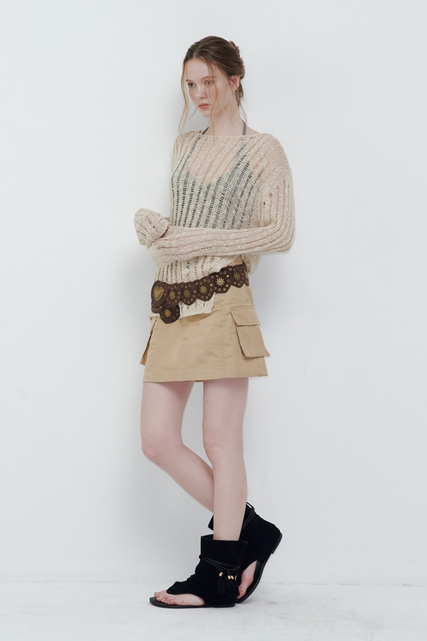 CAGO 숏 스커트는 베이직하고 캐주얼한 스타일의 여성 미니스커트입니다. 봄, 여름에 어울리는 얇고 부드러운 비스코스, 면 혼방 소재로 제작되어 편안한 착용감을 선사합니다. H라인 슬림핏으로, 데이트룩, 카페룩, 봄 소풍룩 등 다양한 TPO에 활용하기 좋습니다. 군더더기 없는 무지 디자인에 신축성이 있으며, 안감 없이 비침 걱정 없이 입을 수 있습니다. 미니멀하고 클래식한 스타일을 연출하고 싶을 때 제격입니다.
