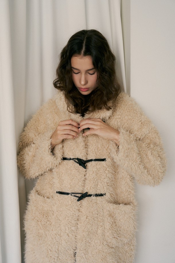 베이지 컬러의 셔링 더플 하프 코트입니다. 여성용으로, 가을과 겨울에 캐주얼하게 착용하기 좋습니다. 루즈핏으로 편안하며, 무지 디자인에 토글 여밈 방식을 적용했습니다. 폴리에스테르와 플리스 소재로 제작되어 부드러운 촉감을 선사하며, 얇은 두께로 가볍게 걸치기 좋습니다. 출근룩이나 모임룩에 미니멀하고 클래식한 스타일을 더해보세요.
