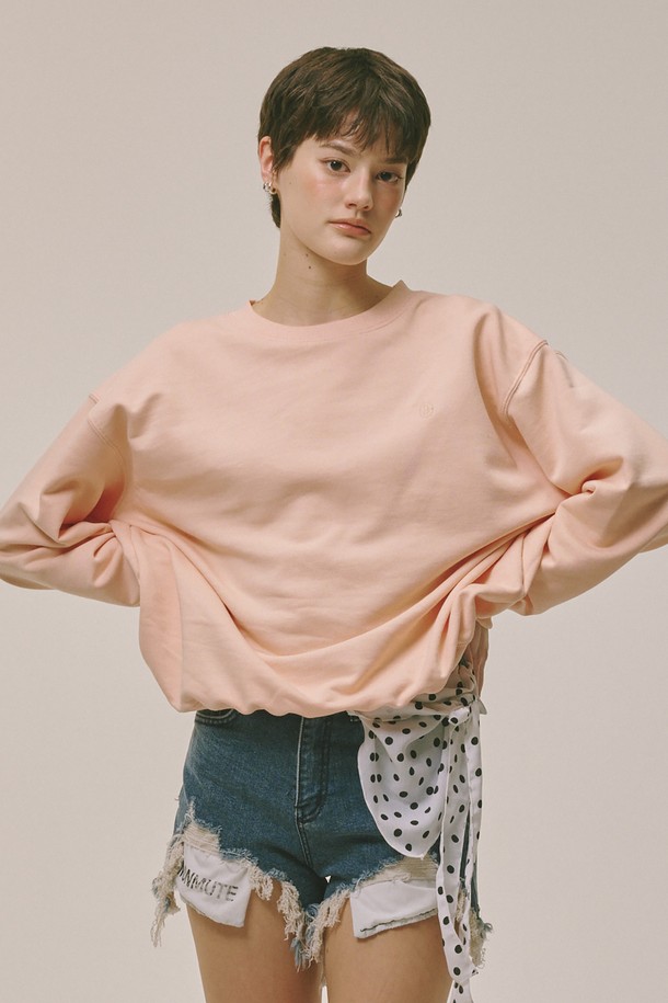 만토맨 셔츠 피치 맨투맨은 베이직하고 캐주얼한 스타일의 공용 상의입니다. 부드러운 촉감의 면 70%, 재생 폴리에스터 30% 혼방 소재로 제작되었으며, 봄, 가을, 겨울 시즌에 착용하기 좋습니다. 라운드넥에 오버핏으로 편안한 착용감을 제공하며, 무지 디자인에 긴 소매 기장으로 제작되었습니다. 신축성은 보통이며, 레귤러 기장의 중간 두께 맨투맨입니다.
