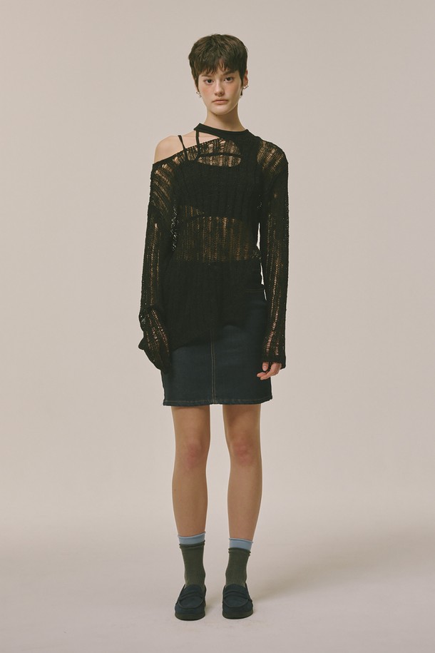 롱 슬림 니트 블랙은 여성스러운 라인을 살려주는 슬림핏 니트입니다. 아이보리와 블루블랙 두 가지 색상으로, 여름, 가을, 겨울 계절에 다양하게 활용 가능합니다. 부드러운 아크릴 소재로 제작되어 편안한 착용감을 선사하며, 얇은 두께감으로 간절기에도 부담 없이 즐길 수 있습니다. 베이직한 디자인에 긴 소매와 라운드넥으로 어떤 스타일에도 잘 어울리며, 데이트룩이나 카페룩에 미니멀, 클래식, 캐주얼 무드를 더해줍니다. 자연스러운 주름이 멋스러운 연출을 도와주며, 신축성이 있어 활동성 또한 보장합니다.
