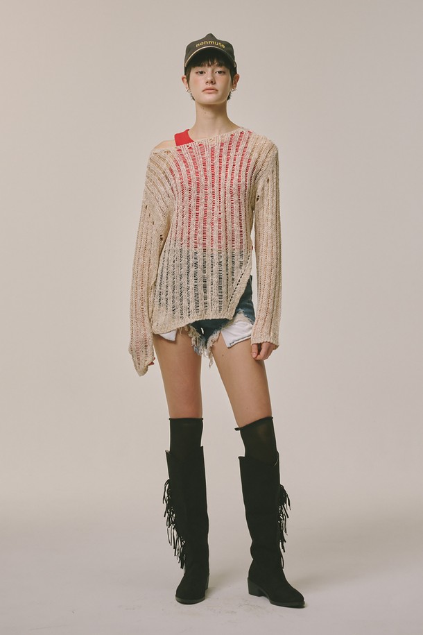 아이보리 컬러의 롱 슬림 니트입니다. 부드러운 촉감의 니트 소재로 제작되어 봄, 가을에 착용하기 좋습니다. 슬림핏 디자인에 라운드넥과 긴 소매 기장으로, 미니멀, 클래식, 걸리시한 스타일을 연출하기 좋습니다. 크롭 기장으로 다리가 길어 보이는 효과를 주며, 레이스 디테일로 여성스러움을 더했습니다. 데이트룩에 완벽하게 어울리는 아이템입니다.
