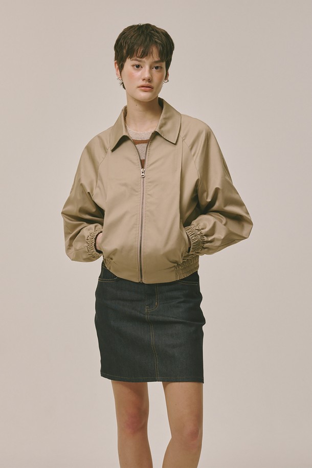 베이지 컬러의 스탠드 칼라 블루종 재킷입니다. 여성 의류로, 봄, 여름, 가을, 겨울 사계절 내내 활용 가능합니다. 캐주얼, 미니멀, 클래식한 스타일을 연출하기 좋으며, 데이트룩, 쇼핑룩 TPO에 적합합니다. 부드러운 면, 폴리에스테르, 나일론 혼방 소재로 제작되었으며, 얇은 두께감과 레귤러 핏으로 편안하게 착용할 수 있습니다. 무지 디자인에 긴 소매, 집업 여밈 방식, 스탠드 칼라가 특징입니다.
