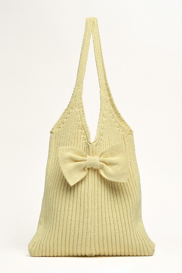 리본 니트 숄더백 버터 베이지는 부드러운 폴리에스터 소재의 미디엄 사이즈 숄더백입니다. 캐주얼 스타일에 잘 어울리는 니트 소재와 리본 디자인 장식이 특징이며, 데이트룩과 쇼핑룩에 포인트를 더합니다. 버터 베이지와 라벤더 두 가지 컬러로 제공되며, 숄더 스트랩과 더블 컬러 배색이 돋보입니다. 사각형 모양으로 제작되었으며, 일상에서 편안하게 사용할 수 있습니다. 6개월 품질 보증 및 보관용 더스트백이 함께 제공됩니다.

