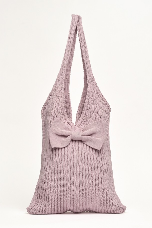 라벤더 리본 니트 숄더백은 걸리시, 미니멀, 클래식 스타일을 즐겨 입는 여성들을 위한 가방입니다. 부드러운 폴리에스테르 소재로 제작되었으며, 미디엄 사이즈의 사각 숄더백으로 데이트룩, 카페룩, 쇼핑룩에 잘 어울립니다. 섬세한 니트 짜임과 리본 장식이 사랑스러운 분위기를 더하며, 오픈형 잠금 방식으로 소지품을 간편하게 수납할 수 있습니다. 숄더 스트랩이 있어 편리하며, 금속 부품을 사용하여 은은한 포인트를 주었습니다. 친환경 지속가능 제품으로 6개월 품질보증을 제공합니다.
