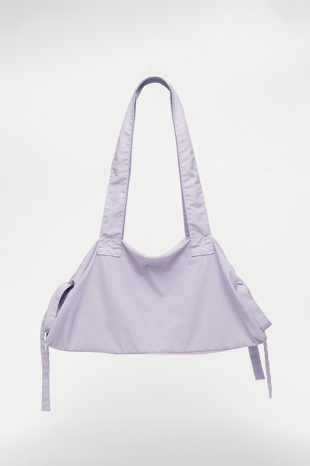 "Pigtails Ribbon Bag Lavender"는 우아하고 미니멀한 스타일을 추구하는 여성분을 위한 숄더백입니다. 라벤더 색상의 무지 디자인에 리본 디테일이 더해져 걸리시한 무드를 연출합니다. 미디엄 사이즈의 사각 가방으로, 데이트룩에 활용하기 좋습니다. 투톤 디자인이 특징이며, 일상 속에서 세련된 포인트를 더해줍니다. "피그테일 리본 백 라벤더"는 당신의 스타일을 더욱 돋보이게 해줄 것입니다.
