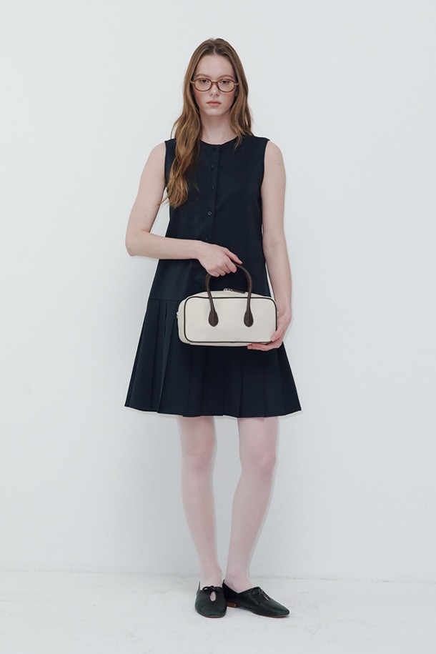 아이보리 & 브라운 컬러의 바게트 벤토 백입니다. 폴리우레탄과 폴리에스테르 소재로 제작되었으며, 미디엄 사이즈의 무지 디자인으로 제작되었습니다. 숄더 스트랩 조절이 가능하여, 쇼핑룩이나 카페룩 등 다양한 TPO에 활용하기 좋습니다. 더스트백이 포함되어 있어 보관이 용이하며, 미니멀, 클래식, 캐주얼 스타일을 즐기는 여성분들에게 추천합니다. 수분 및 직사광선에 노출되지 않도록 주의하여 관리하고, 품질 보증 기간은 6개월입니다.
