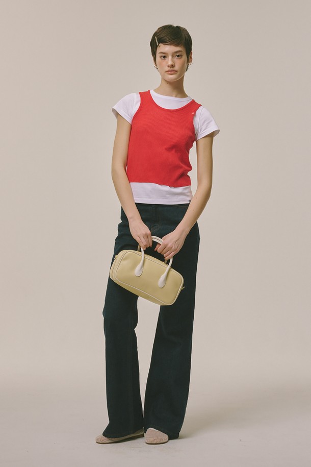 Baguette 벤토백 버터 & 화이트는 여성 고객을 위한 미디엄 사이즈 가방입니다. 폴리우레탄과 폴리에스테르 소재로 제작되었으며, 버터, 화이트, 아이보리, 브라운, 레드 등 다채로운 색상으로 만나볼 수 있습니다. 무지 디자인의 사각 쉐입으로 클래식, 미니멀, 시크 스타일을 연출하기 좋습니다. 스트랩 길이 조절이 가능하며, 더스트백과 금속 부품이 포함되어 있습니다. 데이트룩, 쇼핑룩, 카페룩 등 다양한 TPO에 활용할 수 있으며, 자연스러운 주름과 제조 과정의 흔적이 있을 수 있습니다.
