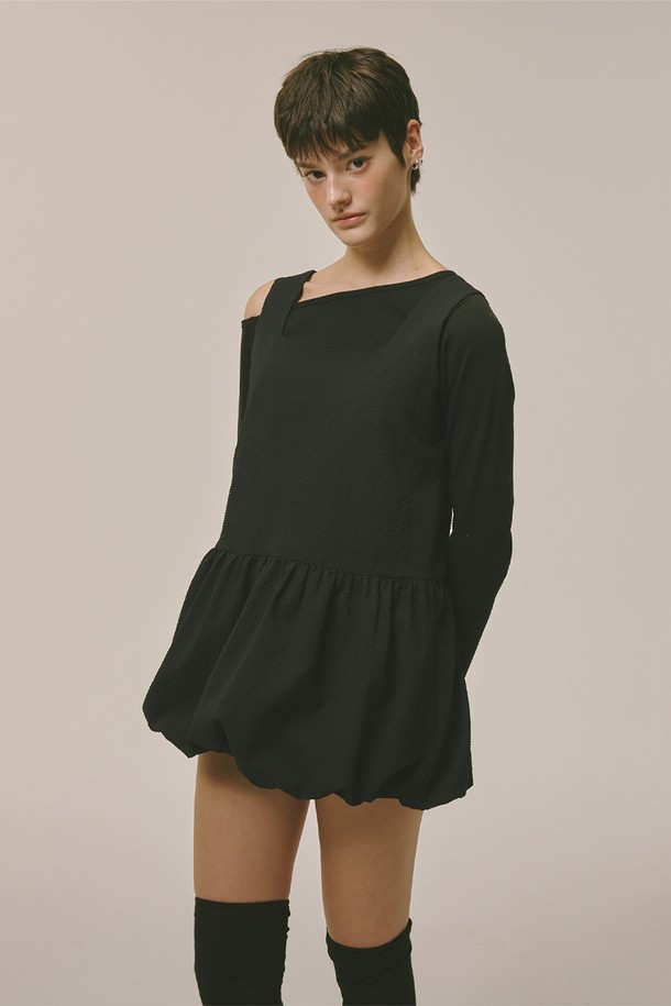 시어서커 벌룬 민소매 블랙 원피스는 캐주얼, 미니멀, 클래식 스타일을 모두 아우르는 여성 의류입니다. 가볍고 시원한 폴리에스테르 소재의 시어서커 원단으로 제작되어 부드러운 촉감을 선사합니다. 스퀘어넥 디자인과 A라인 치마핏, 루즈핏으로 편안하면서도 세련된 실루엣을 연출합니다. 봄, 여름, 가을, 겨울, 계절에 구애받지 않고 데이트룩, 카페룩 등 다양한 TPO에 활용 가능합니다. 민소매 디자인과 벌룬 소매가 특징이며, 안감과 신축성은 없습니다.
