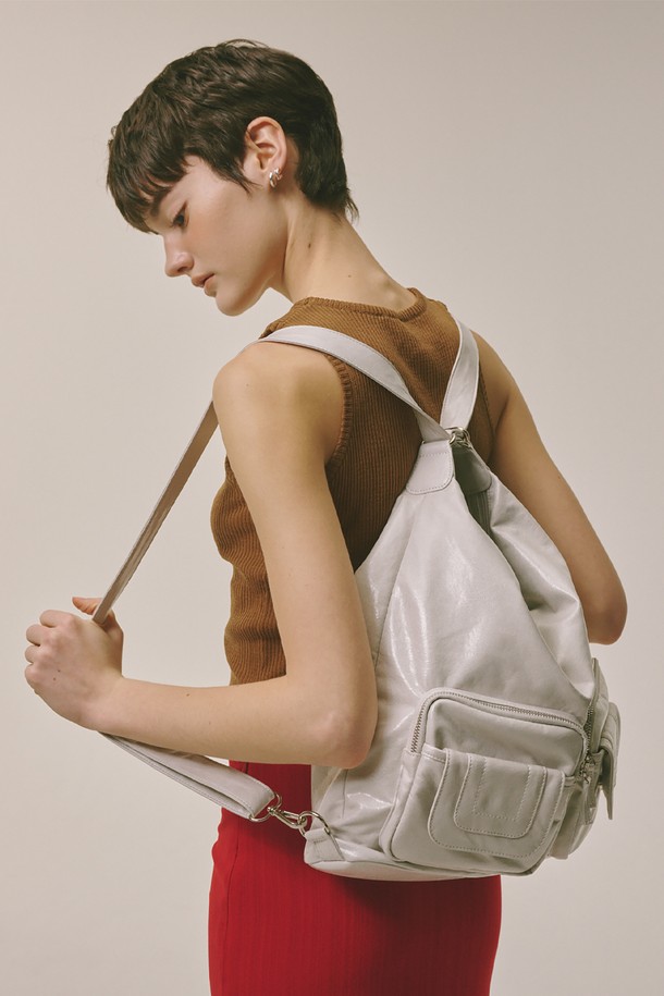 3 Way 포켓 백 그레이는 여성용 크로스백으로, 미디엄 사이즈의 사각 형태 가방입니다. 폴리에스테르와 폴리우레탄 소재로 제작되었으며, 방수 기능과 3단 포켓 구성으로 실용적인 수납이 가능합니다. 그레이, 핑크, 블랙 세 가지 색상으로 출시되었으며, 조절 가능한 스트랩과 지퍼형 잠금 방식으로 편의성을 높였습니다. 더스트백이 포함되어 있으며, 미니멀하고 캐주얼한 스타일을 연출하기에 적합하여 일상생활에서 활용하기 좋습니다.
