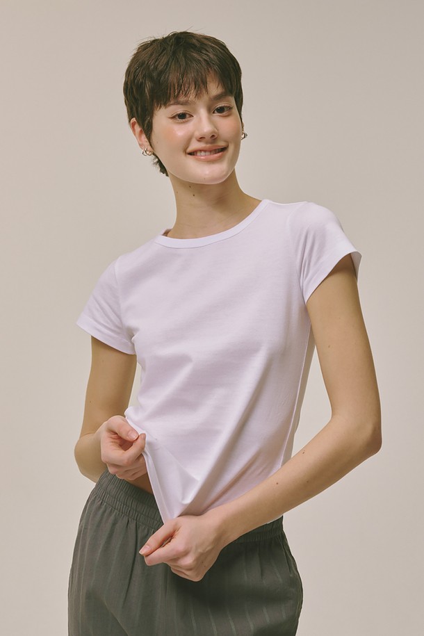 여성 베이직 티셔츠입니다. 화이트 색상으로, 면, 텐셀, 수피마코튼 등의 혼방 소재를 사용하여 부드러운 촉감을 선사합니다. 라운드넥에 레귤러 핏, 반소매 기장으로 제작되었으며, 얇은 두께감으로 봄, 여름, 가을, 겨울 사계절 모두 활용 가능합니다. 미니멀하고 베이직한 스타일로 데이트룩, 카페룩 등 다양한 TPO에 잘 어울립니다. 신축성은 보통이며, 비침은 약간 있을 수 있습니다.
