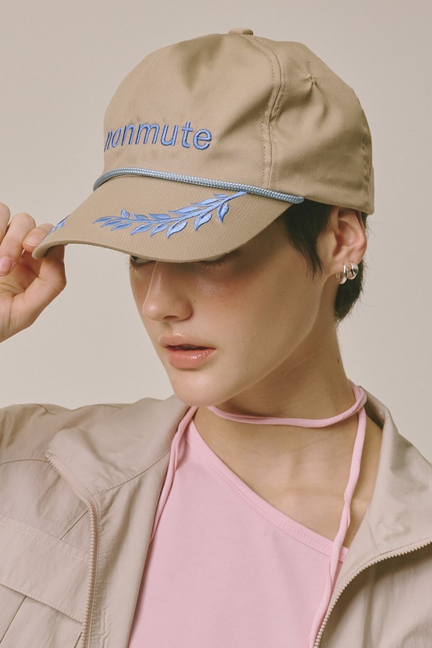 베이직 로고 심볼 볼캡 베이지는 유기농 면 100% 소재로 제작되어 부드러운 촉감을 자랑합니다. 챙 넓이 7.5cm, 모자 깊이 19cm이며, 사이즈 조절이 가능한 FREE 사이즈(58-68cm)로 편안한 착용감을 제공합니다. 베이지, 차콜, 네이비 세 가지 색상으로 출시되어 다양한 스타일에 매치하기 좋으며, 로고 심볼 디자인이 돋보입니다. 캐주얼, 미니멀, 클래식 스타일을 즐겨 입는 분들께 추천하며, 동네 마실룩, 산책룩, 여행룩에 잘 어울립니다. 봄, 여름, 가을 계절에 착용하기 좋습니다.
